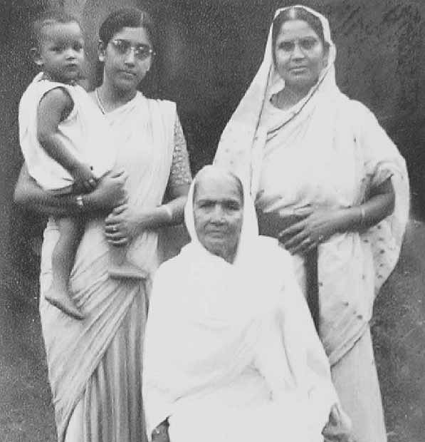 চার পুরুষ: পেছনে দাঁড়ানো রুমীকে কোলে নিয়ে জাহানারা ইমাম, পাশে মা সৈয়দা হামিদা আলী; সামনে চেয়ারে বসা নানী মাহাজারা বিবি, ১৯৫১