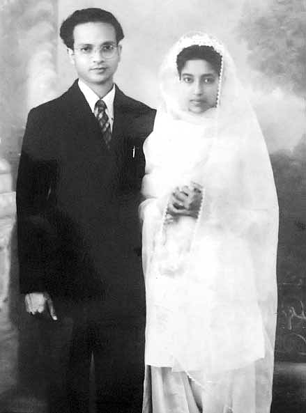 বিয়ের দিন স্বামী শরীফ ইমামের পাশে। ঐতিহ্য ভেঙে বেনারসীর বদলে পরেছেন সাদা সালোয়ার-কামিজ, অলংকারের বদলে সাদা রজনীগন্ধা। ময়মনসিংহ, ৯ আগস্ট ১৯৪৮