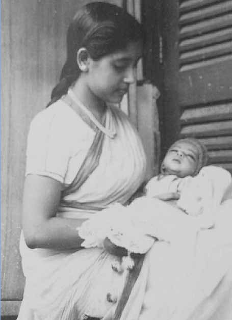 শিশু রুমীকে কোলে নিয়ে, ১৯৫১