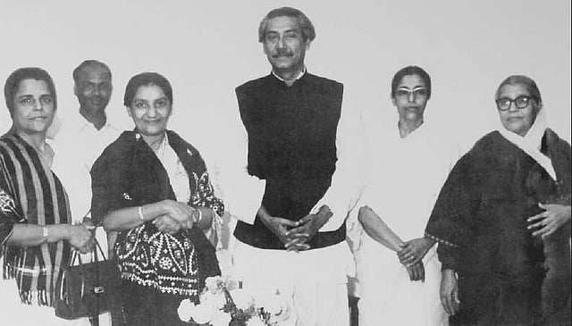 বাঁ দিক থেকে নূরজাহান মুরশিদ, ইরা চক্রবর্তী, শেখ মুজিবুর রহমান, জাহানারা ইমাম ও তাঁর মা সৈয়দা হামিদা আলী, ১৯৭২