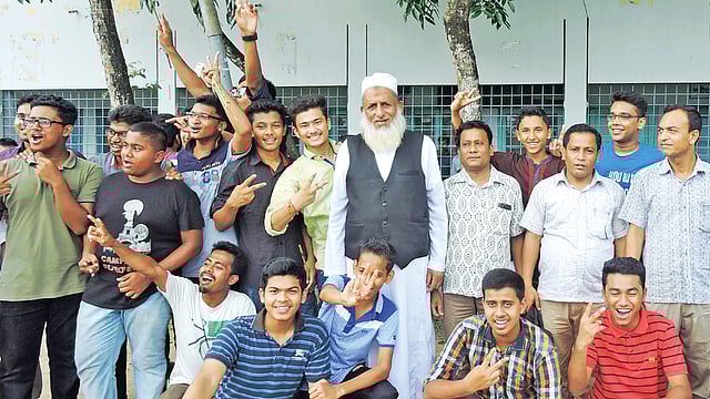 এসএসসি পরীক্ষায় জেলার সেরা সাফল্য অর্জন করেছে নোয়াখালী জিলা স্কুল। জিপিএ–৫ পাওয়া শিক্ষার্থীদের উচ্ছ্বাস l ছবি: প্রথম আলো