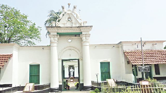 নওগাঁর পতিসরে কাছারি বাড়ির মূল ফটক