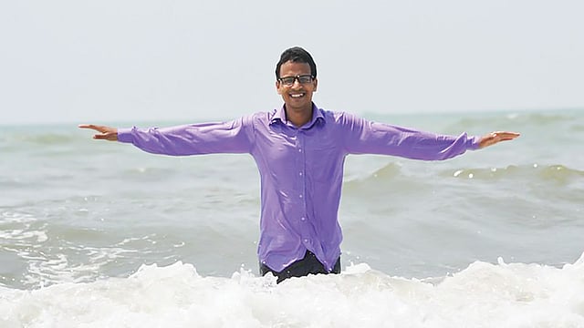 দিনমজুর বা কাঠমিস্ত্রির পরিচয় নিয়ে কোনো আক্ষেপ নেই সরকারি কলেজের শিক্ষক মনিরুল ইসলামের