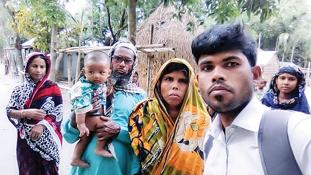 বাবা–মায়ের সঙ্গে আবু সায়েম। চাকরি হওয়ার আগ পর্যন্ত সায়েম কোনো দিন সকালের নাশতা খাননি। ছবি: সংগৃহীত