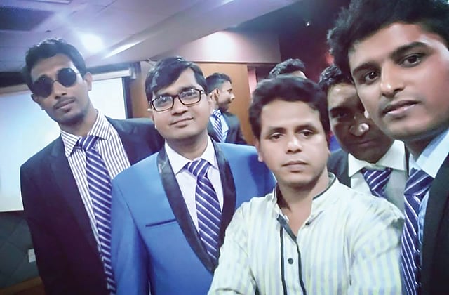 এসএসসির ফলাফল প্রকাশের দিন হেলপার হিসেবে ট্রাকেই ছিলেন শফিকুল ইসলাম। এখন তিনি কলেজশিক্ষক