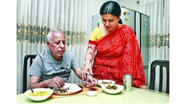 পাতে লবণ খাওয়া এখনই ছেড়ে দিন, উচ্চ রক্তচাপ ও হৃদ্রোগের ঝুঁকি কমবে। ফাইল ছবি