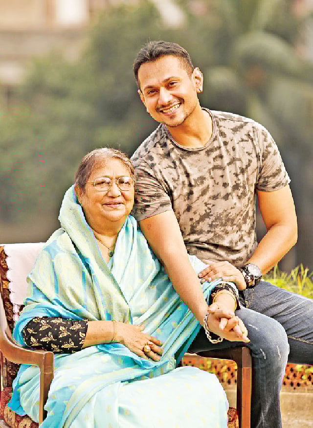 মায়ের সঙ্গে শাওন। ছবি: অধুনা