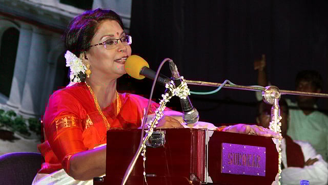 জাদুঘরের মূল মিলনায়তনে গান শোনান রেজওয়ানা চৌধুরী বন্যা