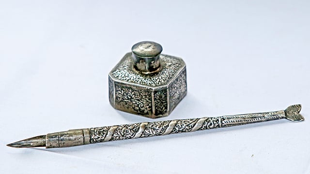 কারুকাজ করা কলম ও দোয়াত