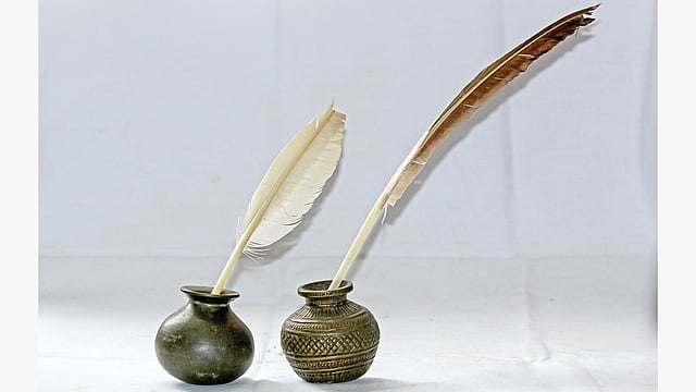 ছোট্ট কলসিই কালির দোয়াত আর পালকের কলম