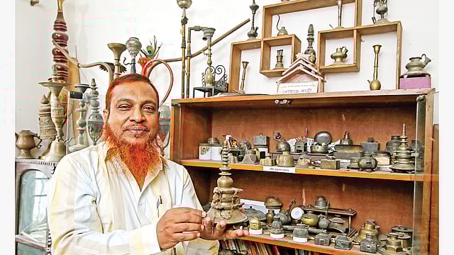 নিজের সংগ্রহের সামনে নাজমুল হক। ছবি: লেখক