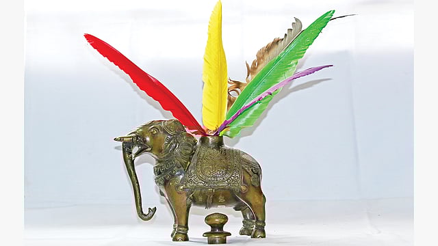 পিতলের এই হাতির দোয়াতের ওজন তিন কেজি