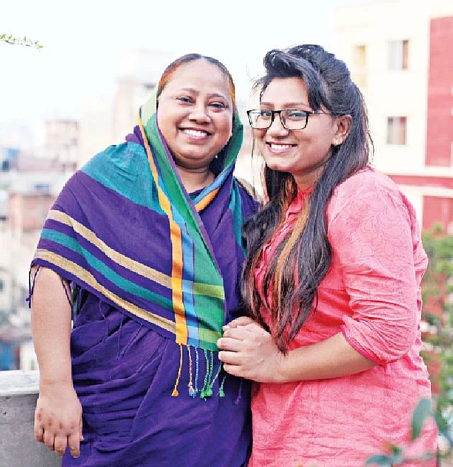 মায়ের সঙ্গে অবন্তি। ছবি: খালেদ সরকার