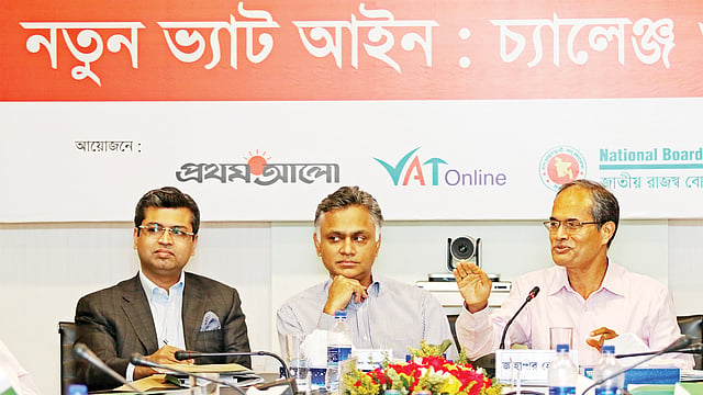 গোলটেবিল বৈঠকে বক্তব্য দেন এনবিআরের সদস্য (ভ্যাট নীতি) জাহাঙ্গীর হোসেন, পাশে রয়েছেন (ডান থেকে) এমসিসিআইয়ের সাবেক সভাপতি সৈয়দ নাসিম মঞ্জুর, এফবিসিসিআইয়ের জ্যেষ্ঠ সহসভাপতি শেখ ফজলে ফাহিম l ছবি: প্রথম আলো