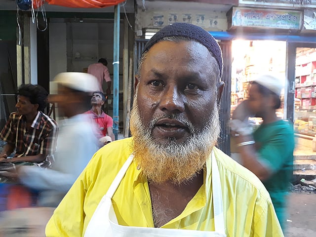 জুম্মন রুটিওয়ালার নাতি বাবুলও ৪০ বছর ধরে চকবাজারে সূতিকাবাব বানান। ছবি: আসাদুজ্জামান