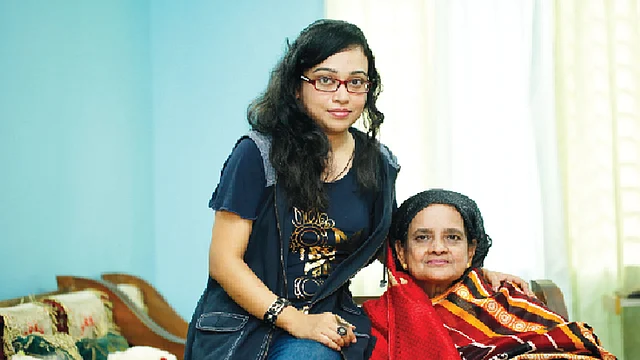 মায়ের সঙ্গে শিখা। ছবি: অধুনা