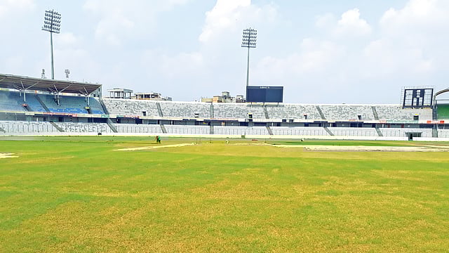 মিরপুর শেরেবাংলা ক্রিকেট মাঠে লাগানো হয়েছে নতুন ঘাস। আমদানি না করে দেশে উৎপাদিত ঘাস লাগানোর কারণে সাশ্রয় হয়েছে কোটি টাকা। ভবিষ্যতে সব মাঠে দেশীয় ঘাস লাগানোর কথাও ভাবছে কর্তৃপক্ষ l ছবি: প্রথম আলো