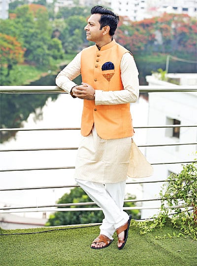 দাওয়াতে পাঞ্জাবির ওপর চাপিয়ে নিন কটি। পোশাক: ওটু