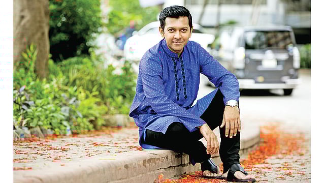 নীল রঙের ব্যবহার বেশি হচ্ছে পাঞ্জাবিতে। পাঞ্জাবি: গ্রামীণ ইউনিক্লো