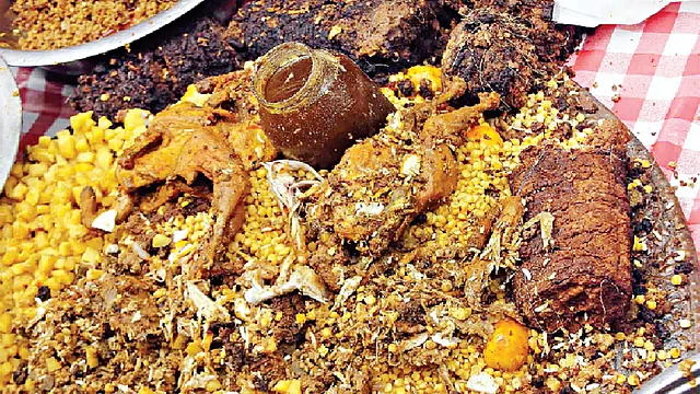 এ ধরনের খোলা তেলেভাজা খাবার না খাওয়াই ভালো রোজায়। ছবি: অধুনা