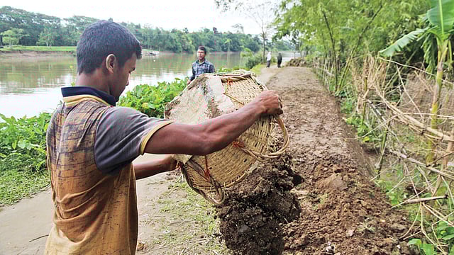 চলছে রাস্তা নির্মাণ