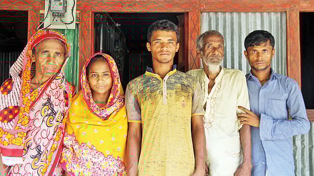 পরিবারের সদস্যদের সঙ্গে সুমন মিয়া
