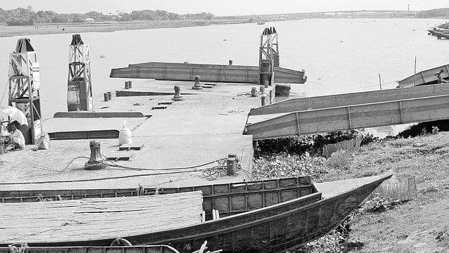 অবহেলা আর অযত্নে ফেলে রাখা হয়েছে পন্টুনসহ ঘাটের অন্যান্য সরঞ্জাম। কাজিরটেক ফেরিঘাট থেকে গতকাল তোলা l ছবি: প্রথম আলো