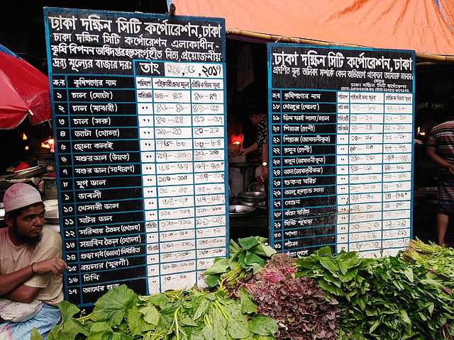 সিটি করপোরেশনের টাঙিয়ে দেওয়া বিভিন্ন পণ্যের মূল্যতালিকার বোর্ড ঢেকে দিয়ে দোকান বসানো হয়েছে। ছবিটি আজ শুক্রবার সকালে রাজধানীর হাতিরপুল বাজার থেকে তোলা। ছবি: সঞ্জয় অধিকারী