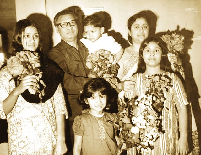 বাবা তাজউদ্দীন আহমদ, মা জোহরা তাজউদ্দীনের সঙ্গে এক ফ্রেমে লেখকের পুরো পরিবার