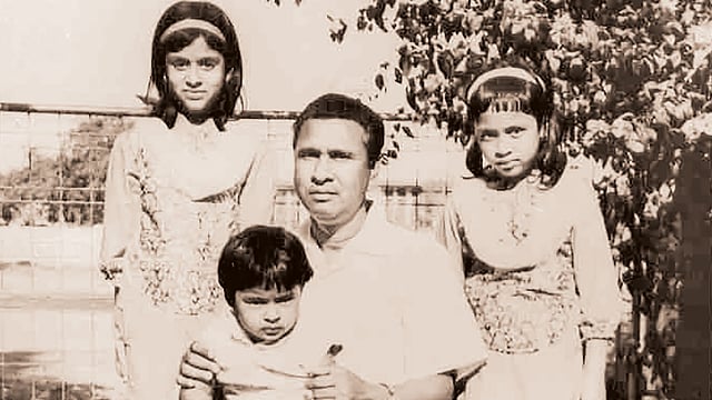 বাবা তাজউদ্দীন আহমদ ও দুই বোন শারমিন আহমদ, মাহজাবিন আহমদের সঙ্গে সিমিন হোসেন রিমি (ডানে), ১৯৬৯ সাল। ছবি: সংগৃহীত