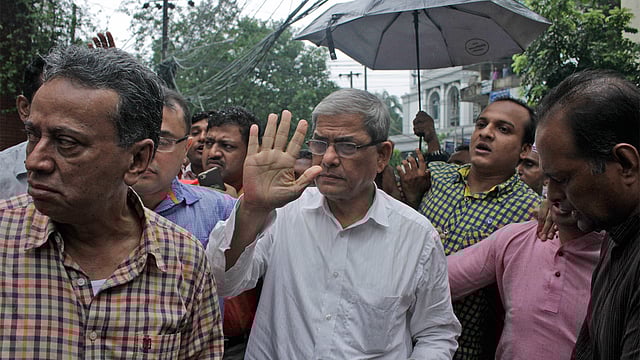 হামলার পর চট্টগ্রাম প্রেসক্লাবে সংবাদ সম্মেলন করতে আসেন মির্জা ফখরুলসহ নেতারা। ছবি: জুয়েল শীল