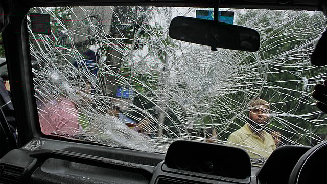 হামলায় ক্ষতিগ্রস্ত মির্জা ফখরুলের বহরের গাড়ি। ছবিটি চট্টগ্রাম প্রেসক্লাবের সামনে থেকে তোলা। ছবি: জুয়েল শীল