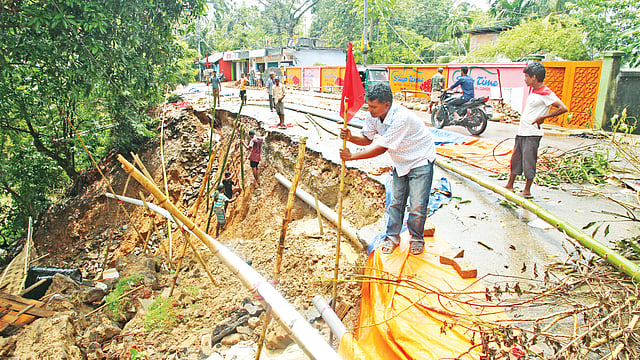 রাঙামাটি শহরের বিভিন্ন সড়কের অবস্থা এখন এমনই। যানবাহনের চালক ও পথচারীদের সতর্ক করতে টাঙানো হচ্ছে লাল পতাকা। গতকাল শহরের তবলছড়ি এলাকা থেকে তোলা ছবি l সুপ্রিয় চাকমা