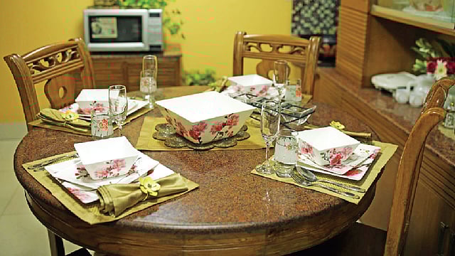 কাঁচের পাত্র এমন ঝকঝকে রাখতে নরম কাপড়ে পরিস্কার করুন। ছবি: নকশা