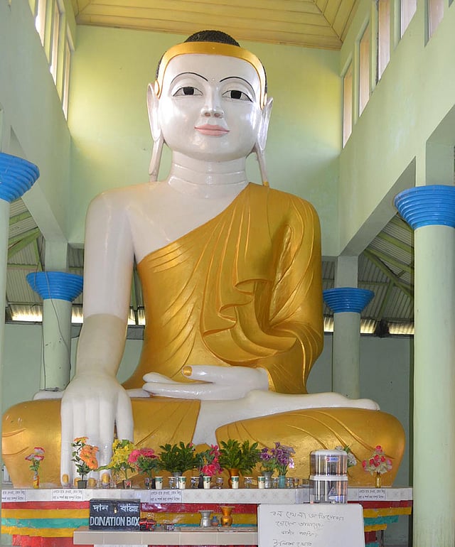 কুয়াকাটা থেকে ৮ কিলোমিটার উত্তর-পূর্বে মিসরিপাড়ায় রয়েছে দেশের সবচেয়ে বড় এই বৌদ্ধ মূর্তিটি। ছবি: শংকর দাশ