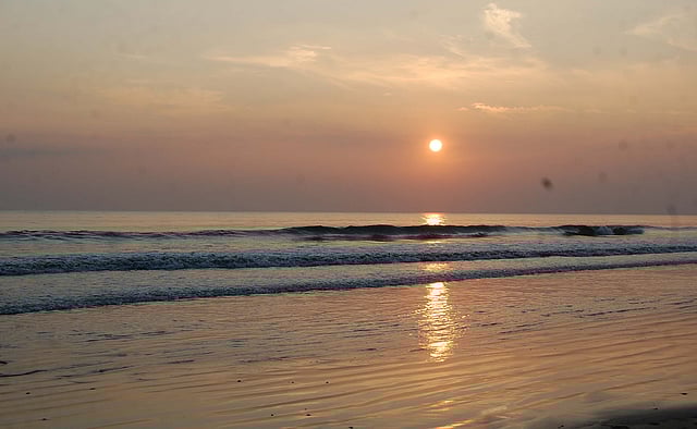 কুয়াকাটা সৈকত থেকে সূর্যাস্তের মনোরম দৃশ্য। ছবি: শংকর দাশ