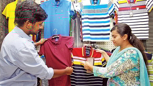 ছেলেদের ঈদের কেনাকাটায় পাঞ্জাবির পর প্রাধান্য পাচ্ছে টি-শার্ট। আজিজ সুপার মার্কেট থেকে তোলা ছবি l প্রথম আলো