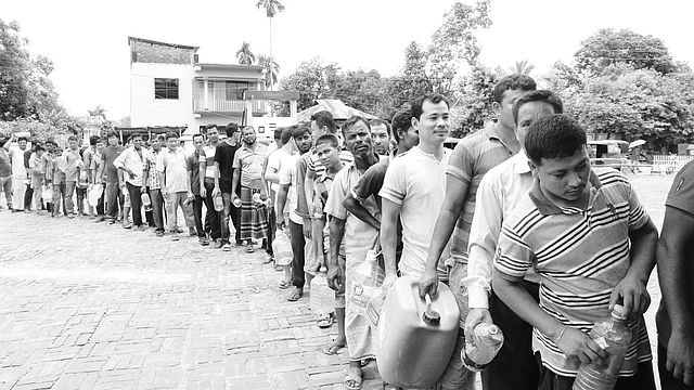 যোগাযোগবিচ্ছিন্ন রাঙামাটি। জ্বালানি তেলের সংকট দেখা দিয়েছে শহরে। তেল কিনতে পেট্রলপাম্পে স্থানীয় বাসিন্দাদের দীর্ঘ সারি