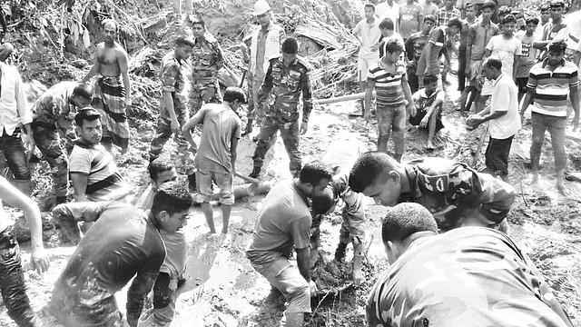 রাঙামাটি শহরের ভেদভেদী পশ্চিমপাড়ায় পাহাড়ধসে নিহত ব্যক্তিদের উদ্ধারে কাজ করছেন স্থানীয় বাসিন্দাসহ সেনাবাহিনীর সদস্যরা