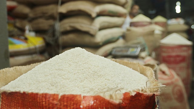 ঈদে চিনিগুঁড়া চালের চাহিদা বেড়ে যায়। ছবিটি শনিবার কারওয়ান বাজার থেকে তোলা। ছবি : আবদুস সালাম