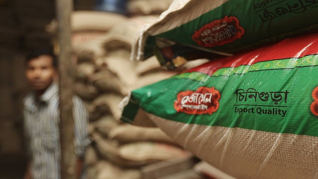 প্রতি কেজি চিনিগুঁড়া চাল ৮২ থেকে ১১৫ টাকায় বিক্রি হচ্ছে। ছবিটি শনিবার কারওয়ান বাজার থেকে তোলা। ছবি : আবদুস সালাম