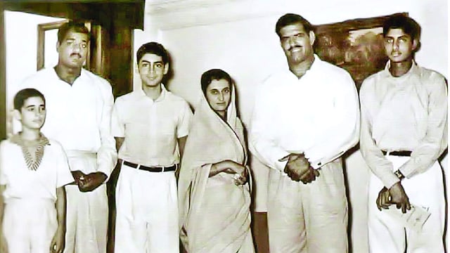 ডান দিক থেকে: অমিতাভ, রাজনীতিবিদ দারা সিং, ইন্দিরা গান্ধী, রাজীব গান্ধী, অজ্ঞাতনামা ও সঞ্জয় গান্ধী; ১৯৬০-এর দশকের শুরুতে।