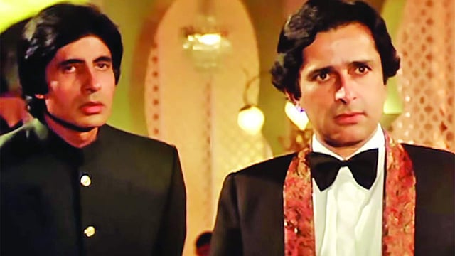 নমক হালাল ছবিতে অমিতাভ ও শশী কাপুর।