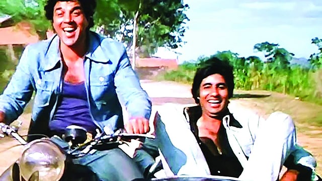 শোলে ছবিতে ধর্মেন্দ্র ও অমিতাভ।