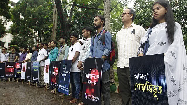 গুলশানে জঙ্গি হামলার প্রতিবাদে সোচ্চার ছিল তরুণ সমাজ। প্রথম আলো ফাইল ছবি
