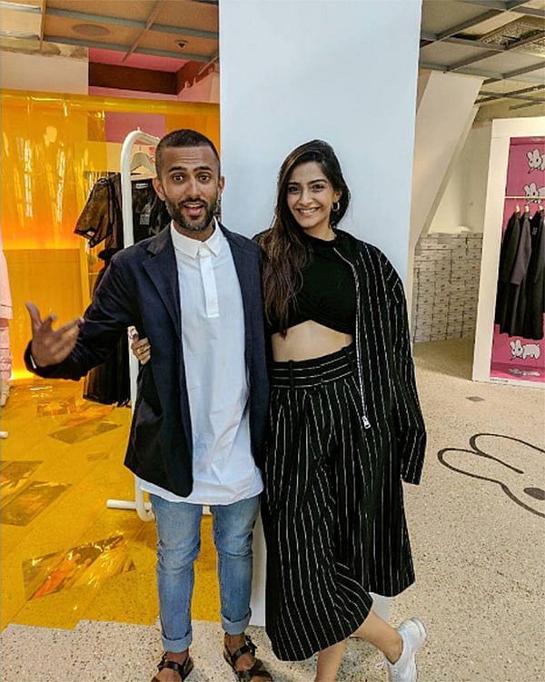 লন্ডনে কথিত প্রেমিকের সঙ্গে বেড়াতে গেছেন সোনম