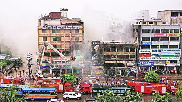 রাজধানীর উত্তরার ৪ নম্বর সেক্টরে সি শেল রেস্তোরাঁয় গতকাল ভোরে আগুন লাগে। পরে তা পাশের দুটি ভবনে ছড়িয়ে পড়ে। প্রায় পাঁচ ঘণ্টার চেষ্টায় আগুন নিয়ন্ত্রণে আনে ফায়ার সার্ভিস l ছবি: প্রথম আলো