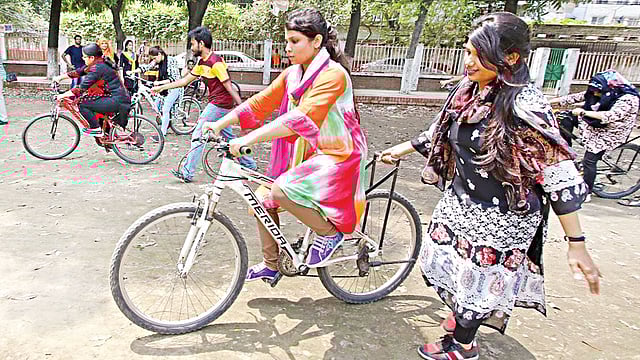 চলছে সাইকেল চালানোর প্রশিক্ষণ l ছবি: প্রথম আলো