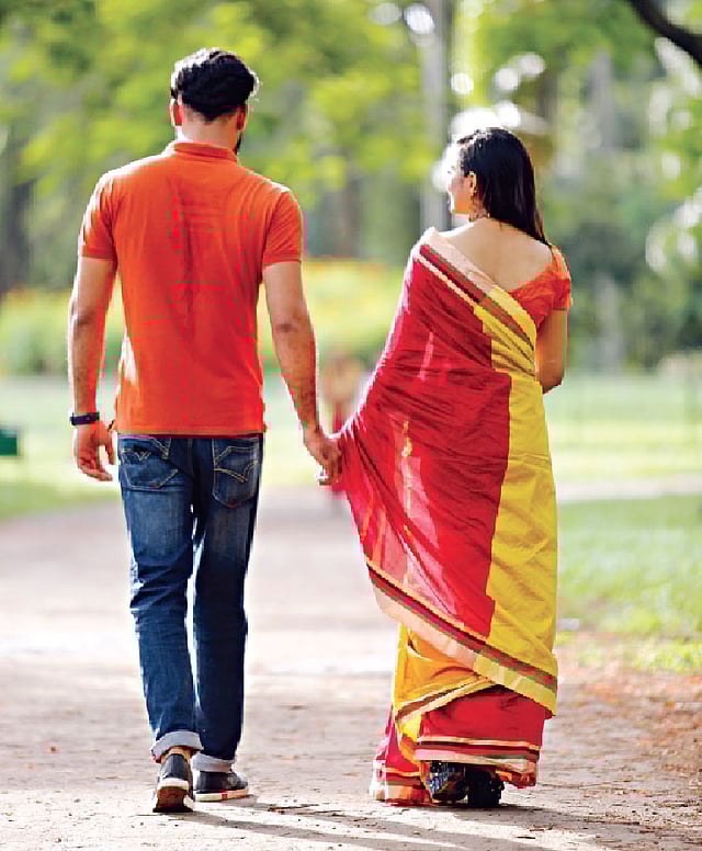 প্রতিশ্রুতি না থাকলে ভালোবাসার পথচলা বেশিদূর এগোয় না। মডেল: সামির ও নাবিলা। ছবি: সুমন ইউসুফ