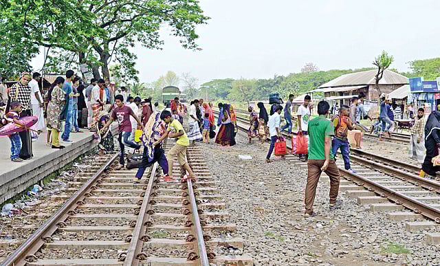 পাবনার চাটমোহর রেলস্টেশনে কোনো পদচারী–সেতু না থাকায় মানুষকে ঝুঁকি নিয়ে রেললাইন পার হতে হয়। ছবিটি সম্প্রতি তোলা l প্রথম আলো